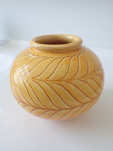 Kähler - keramikvase med gul glasur og skrafittidekoration.