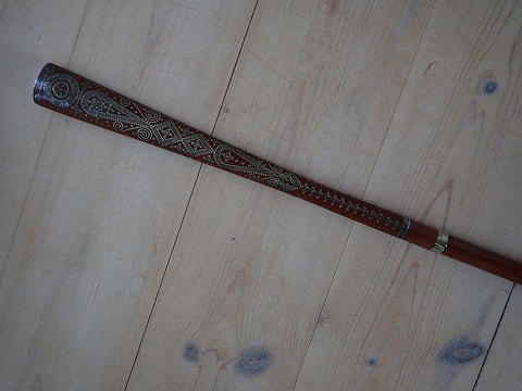 Lang slank stok med sølvindlæg og sølvplade.