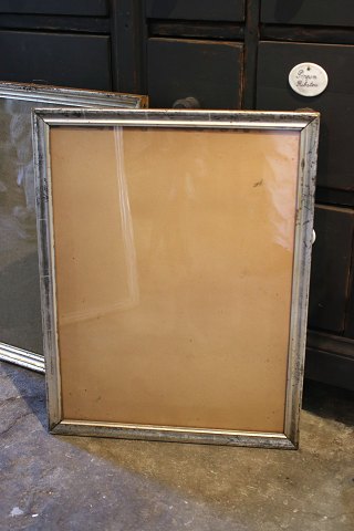 Fransk 1800 tals sølv ramme i træ med gammel sølvbelægning , gammelt glas og fin 
patina. 54,5x41,5cm.
