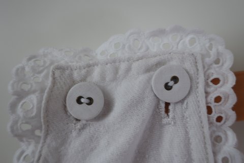 Særk / kjole, uden ærmer
Antik særk uden ærmer
Særken er med håndbroderet knaphuller og håndbroderede initialer
Antikt, dansk linned