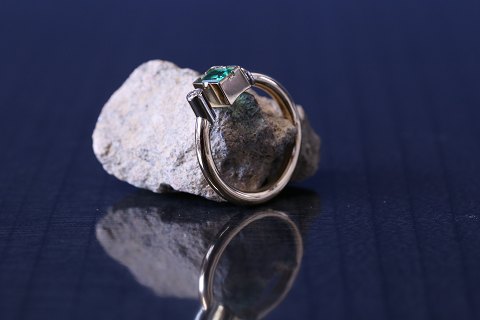 Gold ring in 14 karat gold, with green emerald and diamond, stamped 585. Ring size: 51