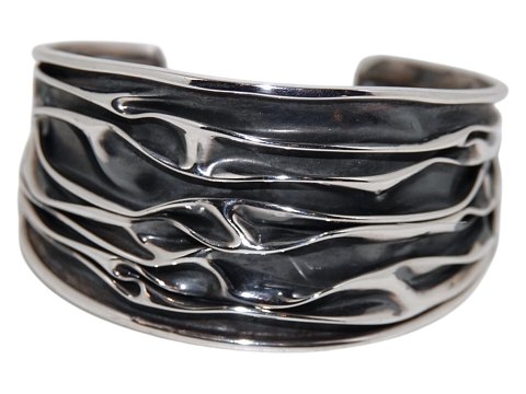 Flemming Lund sterling silver
Wide brutalist bangle in heavy quality