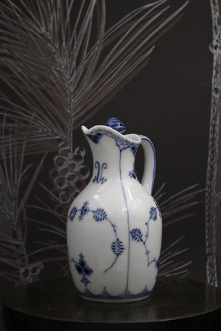 Royal Copenhagen Musselmalet Riflet eddikekande med låg og hank.
RC# 1/1180.
Fra 1923-28...