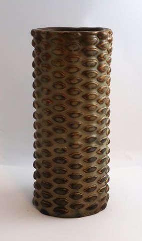 Royal Copenhagen. Aksel Salto. Zylindrische Vase aus Steingut mit Noppenmuster. 
Höhe 21 cm.