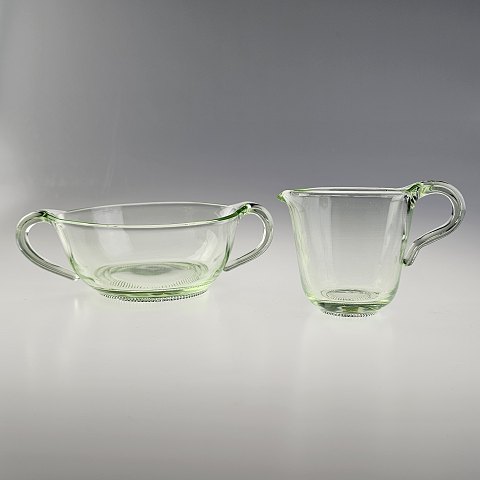 Skål og flødekande af uranglas