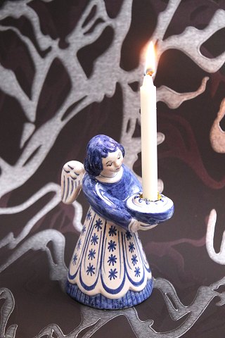 L. Hjorth keramik stor engel med blå / hvid glasur 
der holder et lille stearinlys. 
H: 14cm...