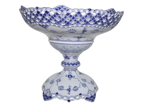 Blue Fluted Full Lace
Large centerpiece with double lace border