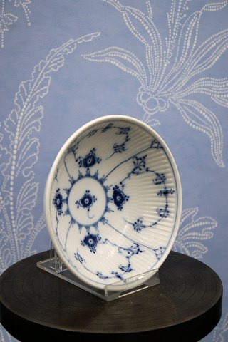 Royal Copenhagen , Musselmalet Riflet lille kompotskål.
Dekorationsnummer: 1/2302...