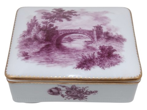 Pirkenhammer
Lidded box with purple decoration