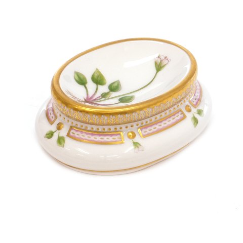 Flora Danica saltkar 3625. Royal Copenhagen 
saltkar 3625 "Parnassia Kotzebuei Cham.". H: 
4,5cm. L: 11cm