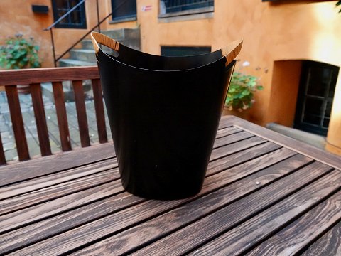 Finn Juhl
Papirkurv i sort metal med basthanke