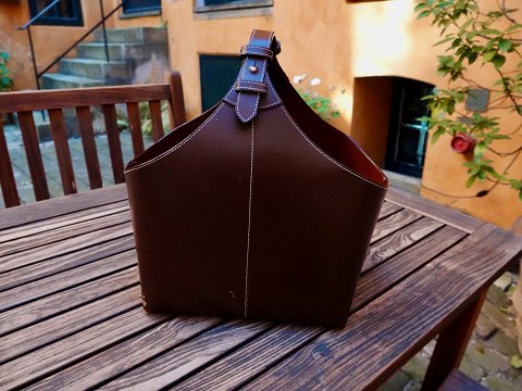 Torben Ørskov
Brown leather holder for magazines