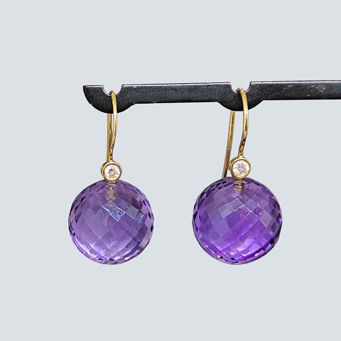 Ole Lynggaard; earrings of 18k gold set with amethyst and diamond