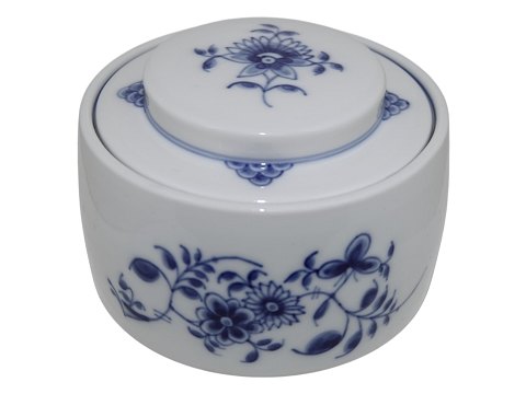 Blue Fluted Plain
Lidded bowl