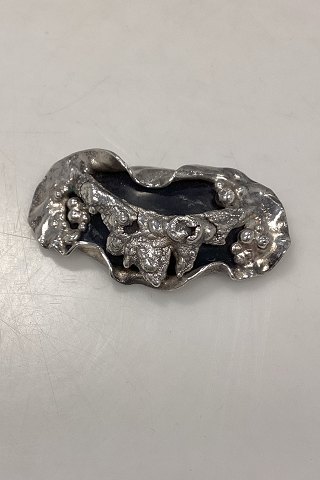 Ornamenteret Jacob Hull Broche i Forsølvet metal med sort sten