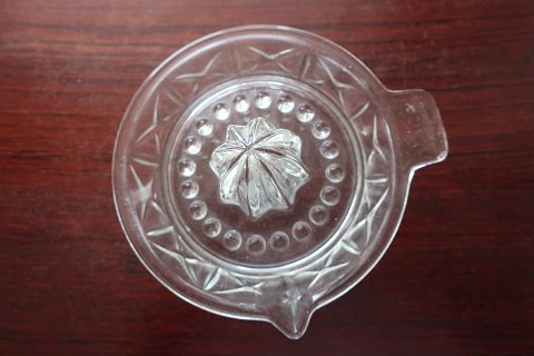 An old  lemon squeezer made of glass
Beautiful decorations
One of the good old ones, which works good
Diam.: 12,5cm
In a good condition