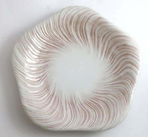 Royal Copenhagen. Rosa Konkylie. Design ; Arje Griegst. Middagstallerken. Diameter 24,5 cm. Model 14172.  (2 sortering).