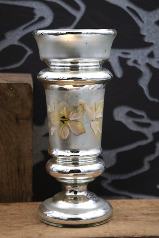 Vase i 1800 tals fattigmandssølv med fint dekoreret blomstermotiv.
H: 22cm...