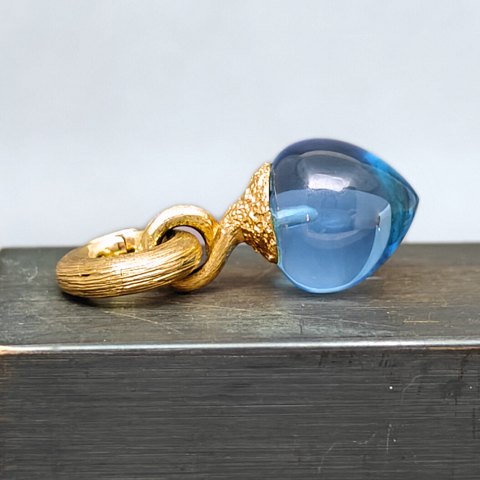 Ole Lynggaard; Sweet drops charm in 18k gold with topaz