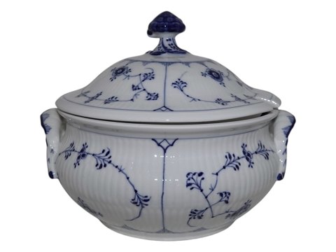 Blue Fluted Plain
Small round soup tureen from 1898-1923