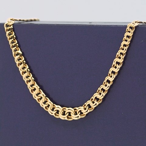 Viggo Pedersen; A necklace of 8k gold, l. 42 cm.
