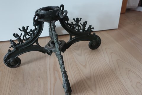 For the Christmas tree to hold it stable, antique
Made of cast iron
H: 25cm, W: 46 cm