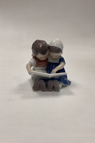 Royal Copenhagen Figurine Children Reading No. 402