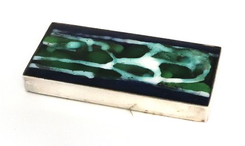 Michelsen. Sterling sølv brevvægt med emalje (925). Inger Hanmann. Længde 13,2 
cm. Bredde 6 cm.