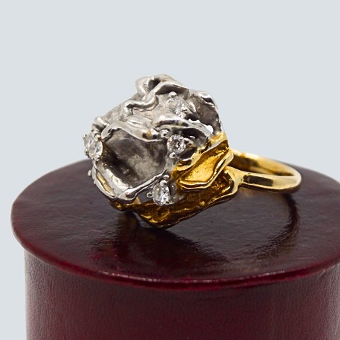 Julia Plana; Ring of 18k gold and white gold, set with diamonds