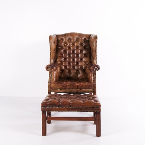 Wingback armstol – Brunt originalt læder – Med skammel – George III Stil – Ca. 1910Flot stand