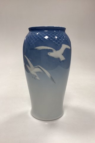 Bing and Grøndahl Seagull Vase No. 682