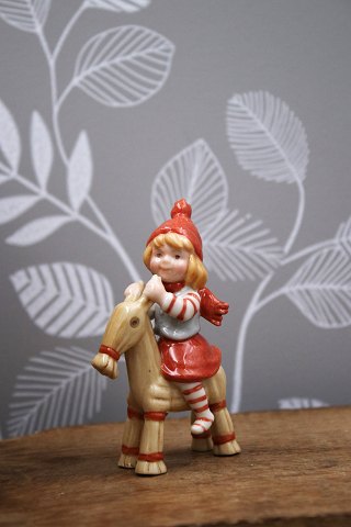 Royal Copenhagen Pixie nisse i porcelæn , nr.180 - pige ridende på halmbuk.