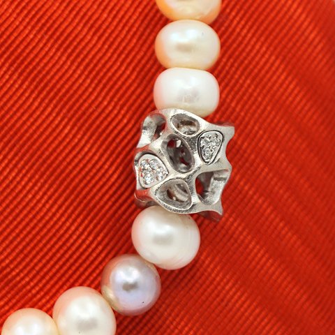 Ole Lynggaard; "Morgendug" Clasp of 18k white gold, set with diamonds