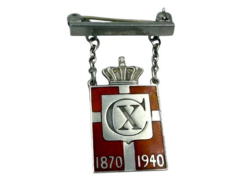 Georg JensenKings Mark brooch with chain 1870-1940