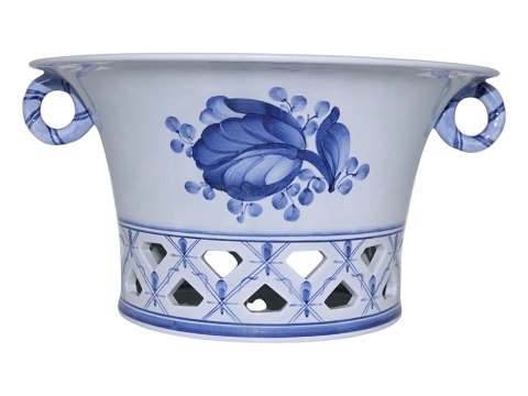 TranquebarLarge and rare bowl with pierced border