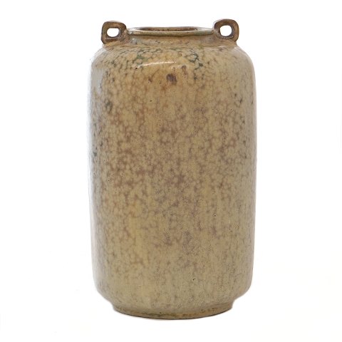 Arne Bang firesidet keramik vase med æggeskalsglasur og to små hanke model 121. Signeret. H: 16cm