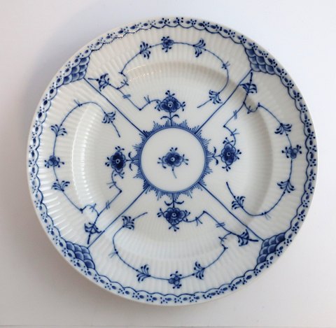 Royal Copenhagen. Musselmalet, halvblonde. Frokosttallerken. Model 572. Diameter 22,5 cm.  (1 sortering)