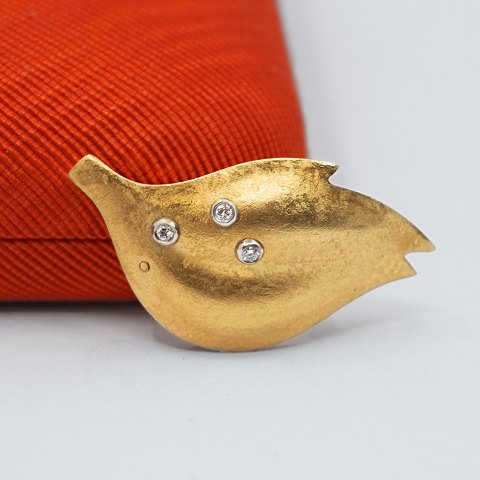 Ole Lynggaard; Brooch of 14k gold set with diamonds
