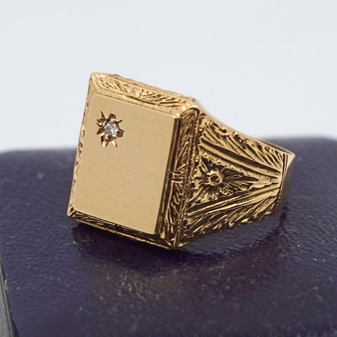 Flemming Kjerultt; Signet ring in 14k gold set with a diamond