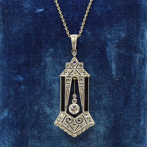 Art deco necklace of 18k gold and platinum set with diamonds and onyx