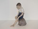 Stor Bing & Grøndahl figur
Dreng i korte bukser siddende på sten