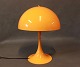 Orange Panthella mini bordlampe af Verner Panton og Louis Poulsen.5000m2 udstilling.