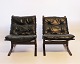 A pair of Siesta easy chairs of black leather and dark wood, designed by Ingmar Relling and manufactured by Westnofa in the 1960s.5000m2 showroom.