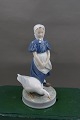 Royal Copenhagen Porzellan Figur Nr. 527, das Gans 

Mädchen 24cm