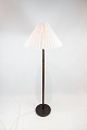 Gulvlampe i palisander af dansk design fra 1960erne.
5000m2 udstilling.
