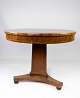 Round dining table of mahogany, in great vintage condition from 1860. 5000m2 showroom.