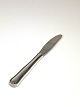 Dinner knife with long shaft, in sterling silver by Georg Jensen. 5000m2 showroom.Great condition
