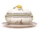 Polychrome decorated faience tureen. Stralsund circa 1770. L plate: 41cm. H: 24cm