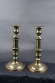 Pair of English brass candlesticks 21.5cm on round 

stand from the 19th century.