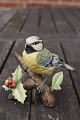 Vogel auf Ast der Vogelbeere, niedliche Figur aus 
Biscuit